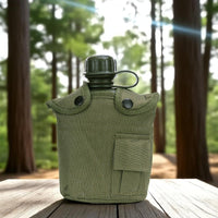 Plastic veldfles met beschermhoes (groen)