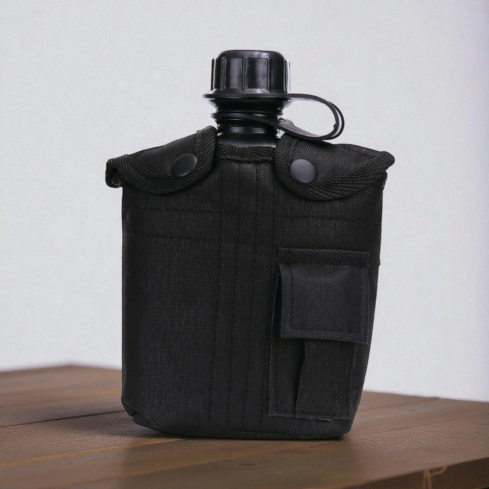 Plastic veldfles met beschermhoes (zwart)